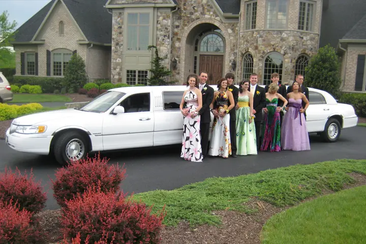 Prom Night Extravaganza Arrive in Style